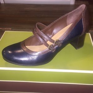 Navy/brown heels